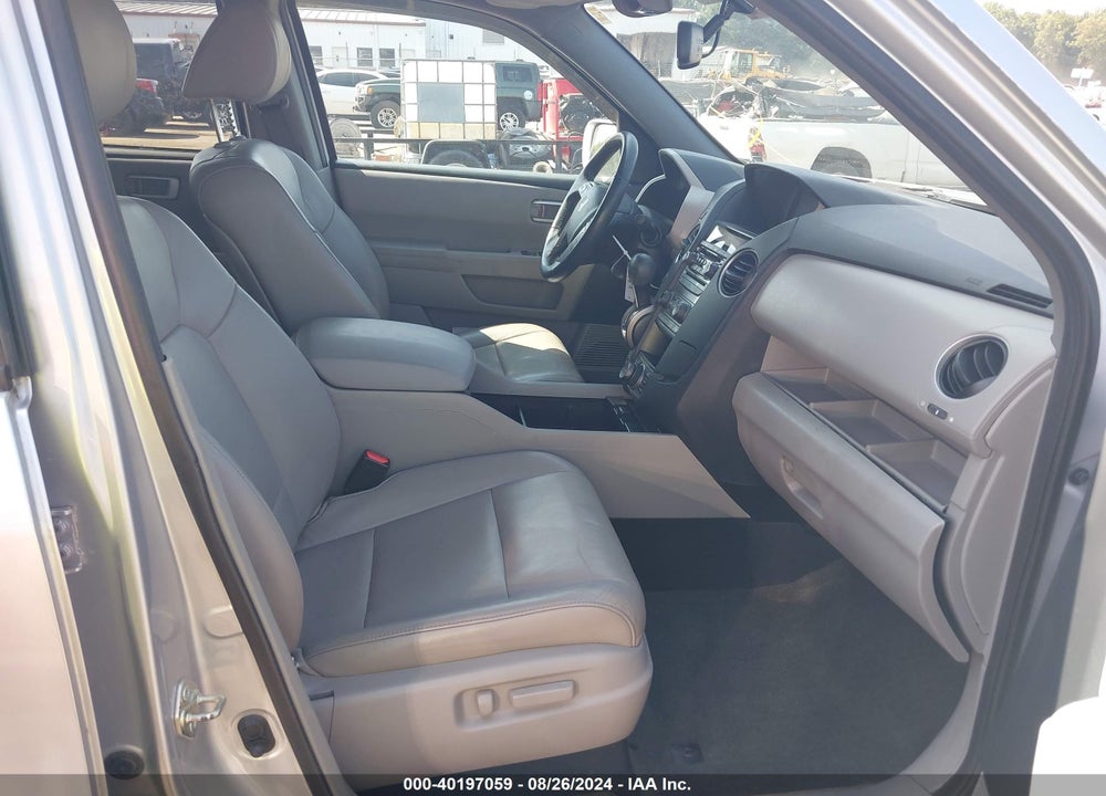 2015 HONDA PILOT TOURING VIN: 5FNYF4H98FB061148