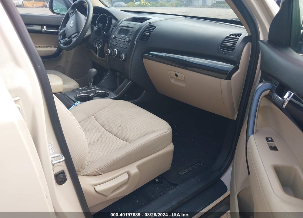 2011 KIA SORENTO LX VIN: 5XYKTCA10BG072600