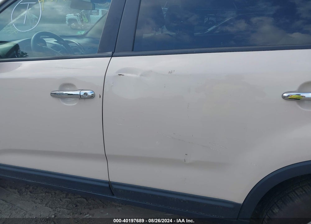 2011 KIA SORENTO LX VIN: 5XYKTCA10BG072600
