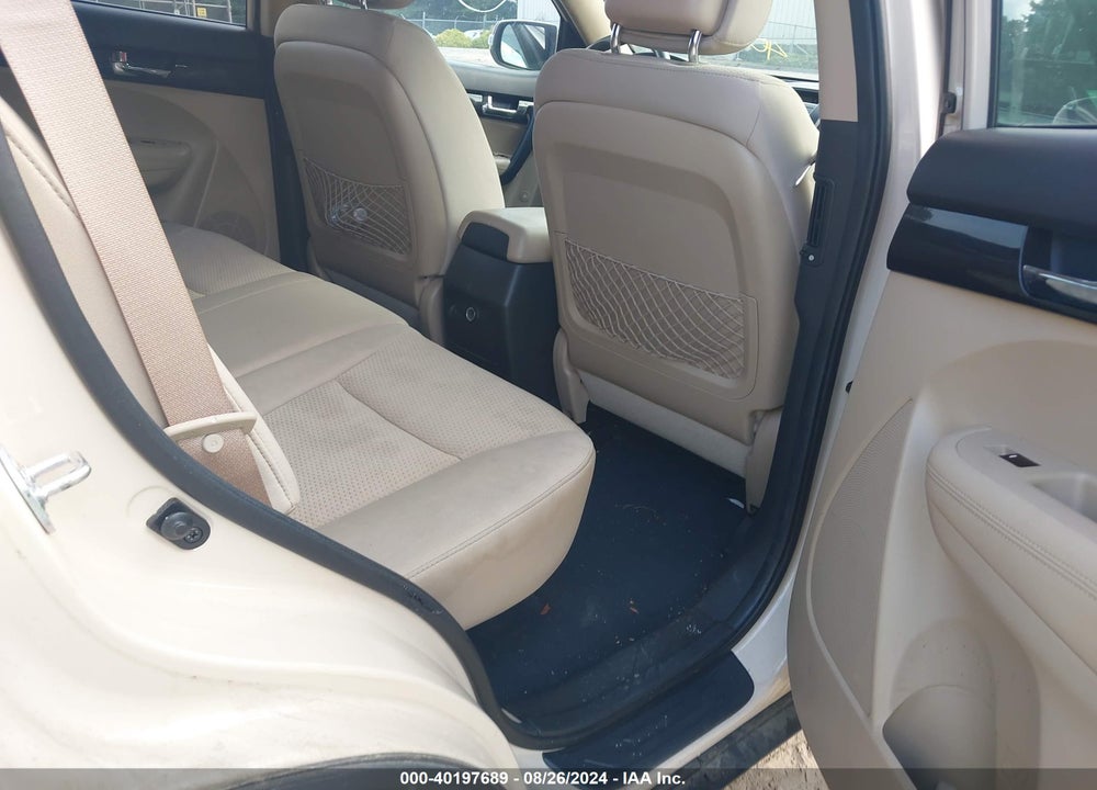 2011 KIA SORENTO LX VIN: 5XYKTCA10BG072600