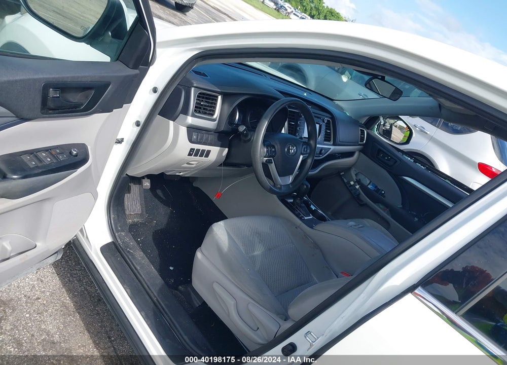 2019 TOYOTA HIGHLANDER LE VIN: 5TDZARFH3KS061056