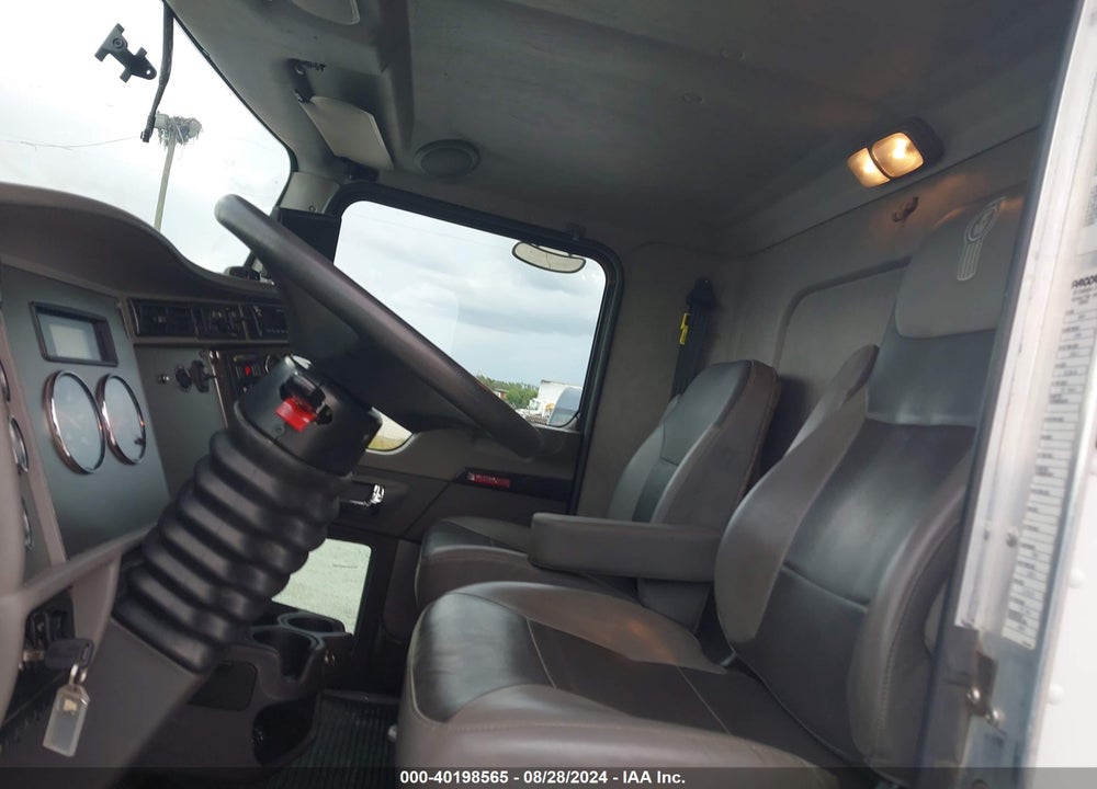 2017 KENWORTH T3 SERIES VIN: 2NKHHM6X9HM155831