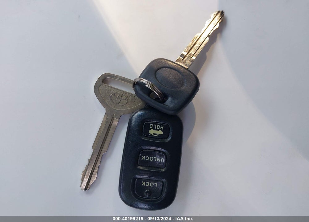 2004 TOYOTA CAMRY LE VIN: 4T1BE32KX4U284273