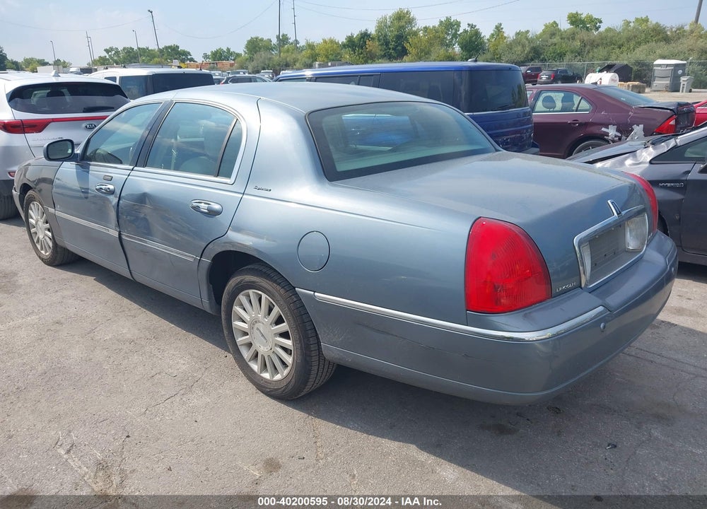 2003 LINCOLN TOWN CAR SIGNATURE VIN: 1LNHM82W43Y686987