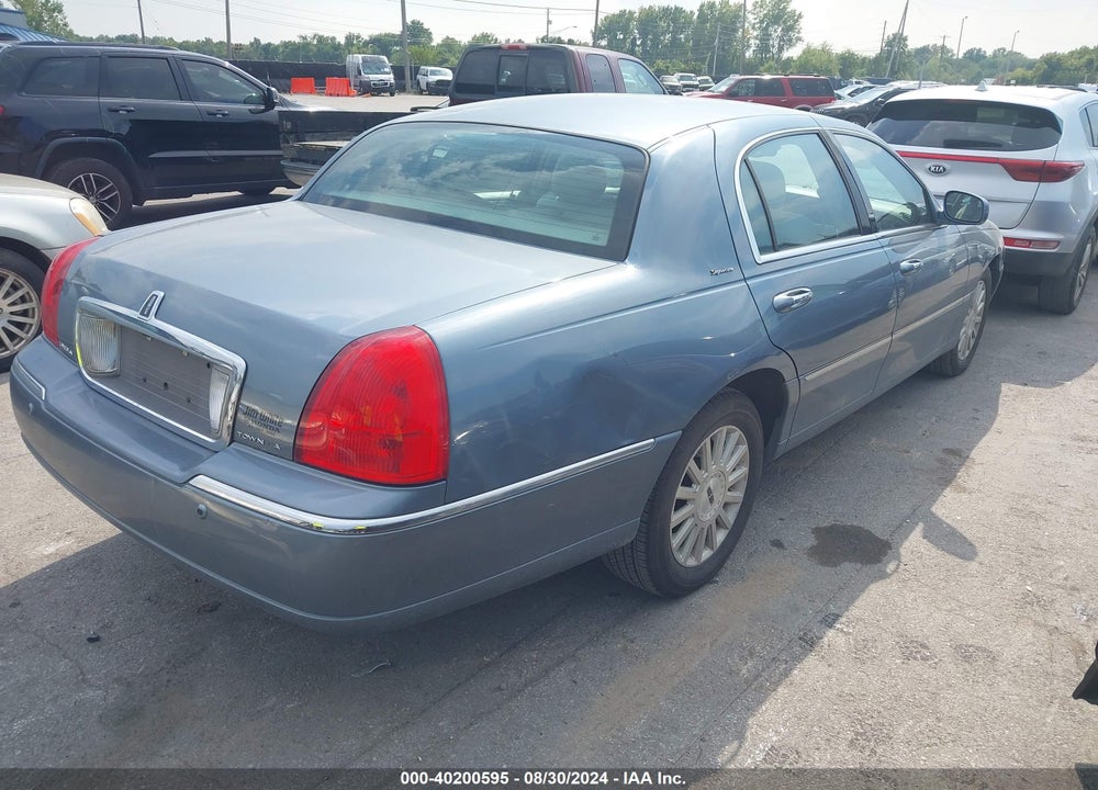 2003 LINCOLN TOWN CAR SIGNATURE VIN: 1LNHM82W43Y686987