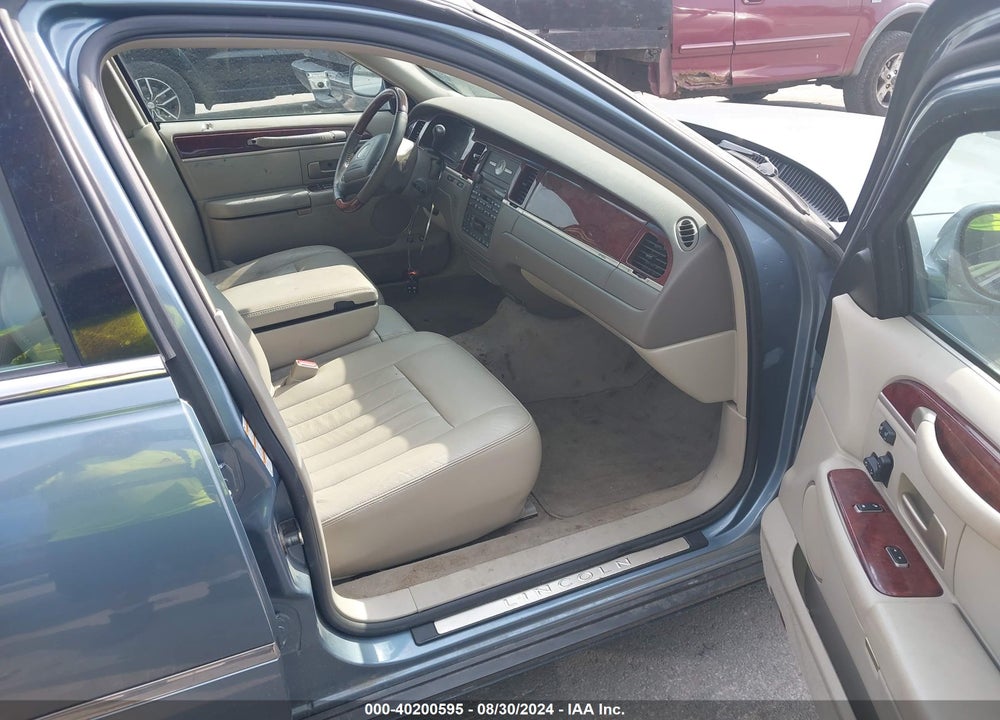 2003 LINCOLN TOWN CAR SIGNATURE VIN: 1LNHM82W43Y686987