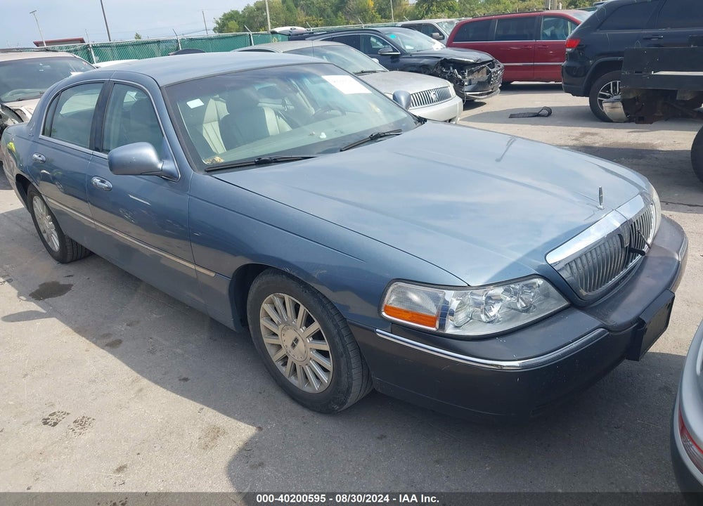 2003 LINCOLN TOWN CAR SIGNATURE VIN: 1LNHM82W43Y686987