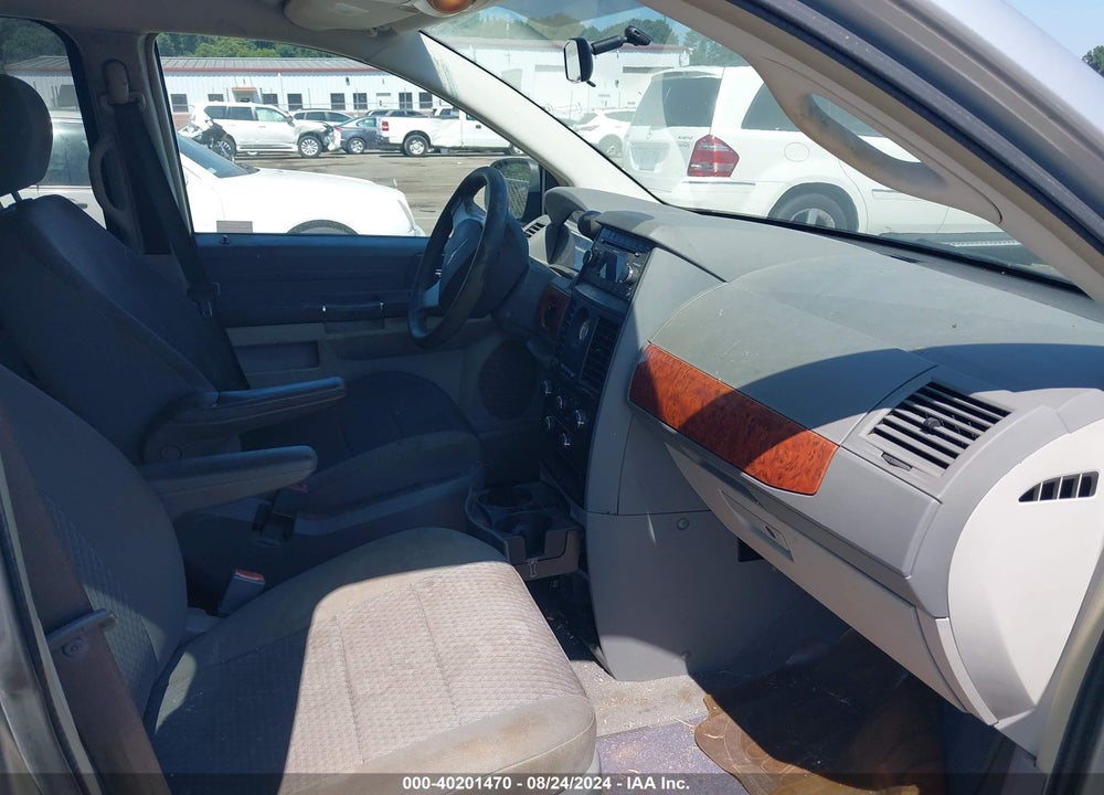 2008 CHRYSLER TOWN & COUNTRY LX VIN: 2A8HR44H68R665639