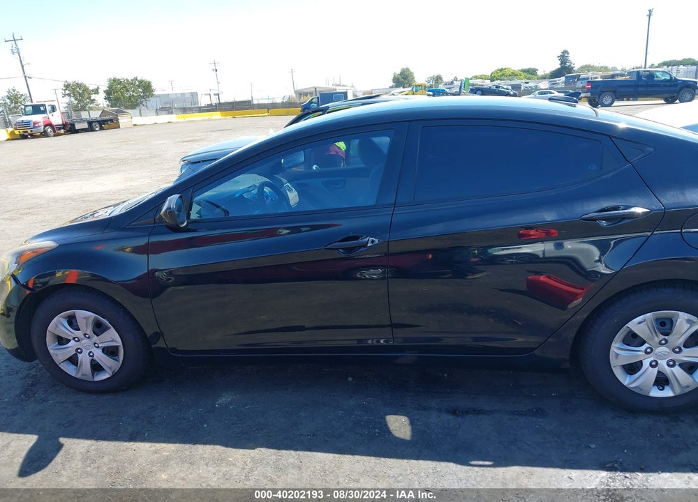 2016 HYUNDAI ELANTRA VIN: 5NPDH4AE8GH771024