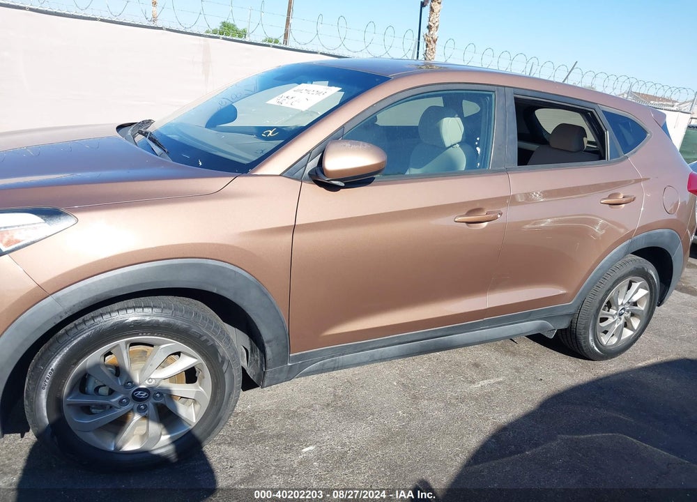 2017 HYUNDAI TUCSON SE VIN: KM8J23A41HU465355