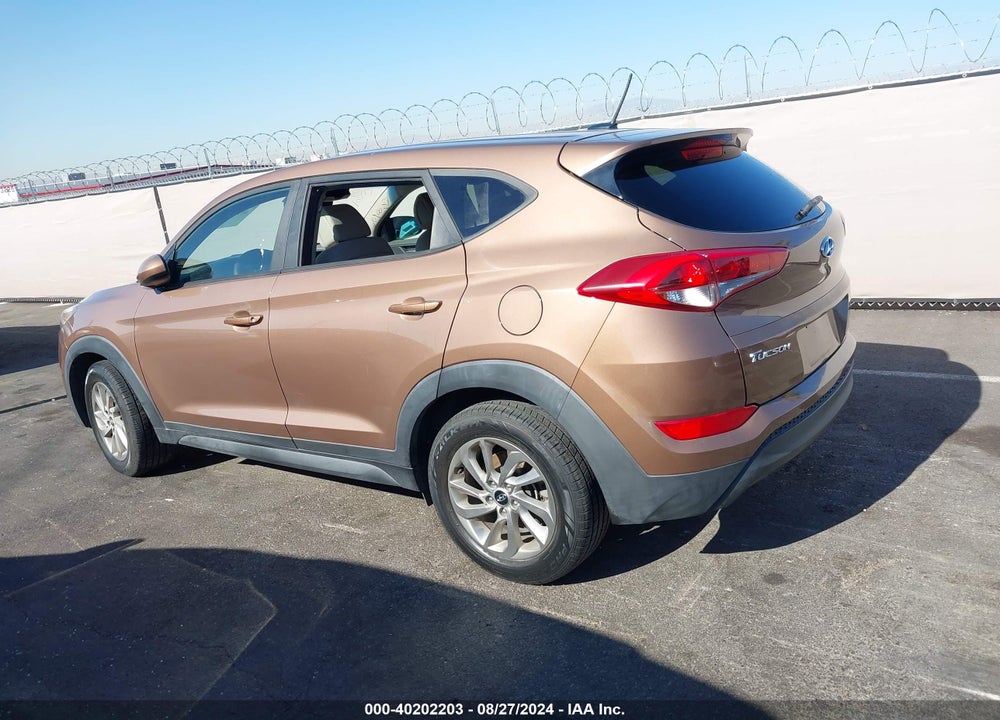 2017 HYUNDAI TUCSON SE VIN: KM8J23A41HU465355