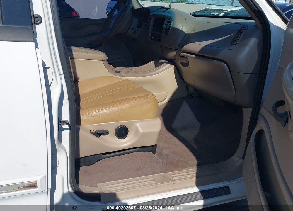 2000 FORD EXPEDITION XLT VIN: 1FMRU15L9YLB34306