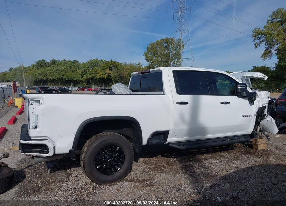 2022 CHEVROLET SILVERADO 3500HD 4WD  STANDARD BED LTZ VIN: 1GC4YUEY4NF337727