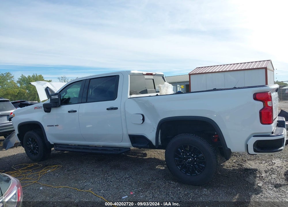 2022 CHEVROLET SILVERADO 3500HD 4WD  STANDARD BED LTZ VIN: 1GC4YUEY4NF337727