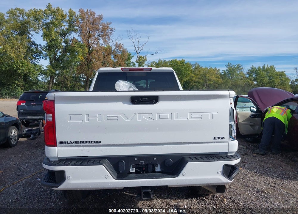 2022 CHEVROLET SILVERADO 3500HD 4WD  STANDARD BED LTZ VIN: 1GC4YUEY4NF337727
