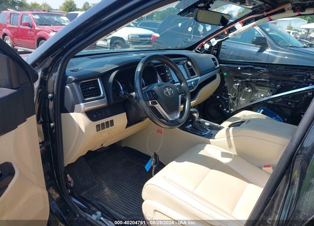 2019 TOYOTA HIGHLANDER XLE VIN: 5TDJZRFH5KS945571