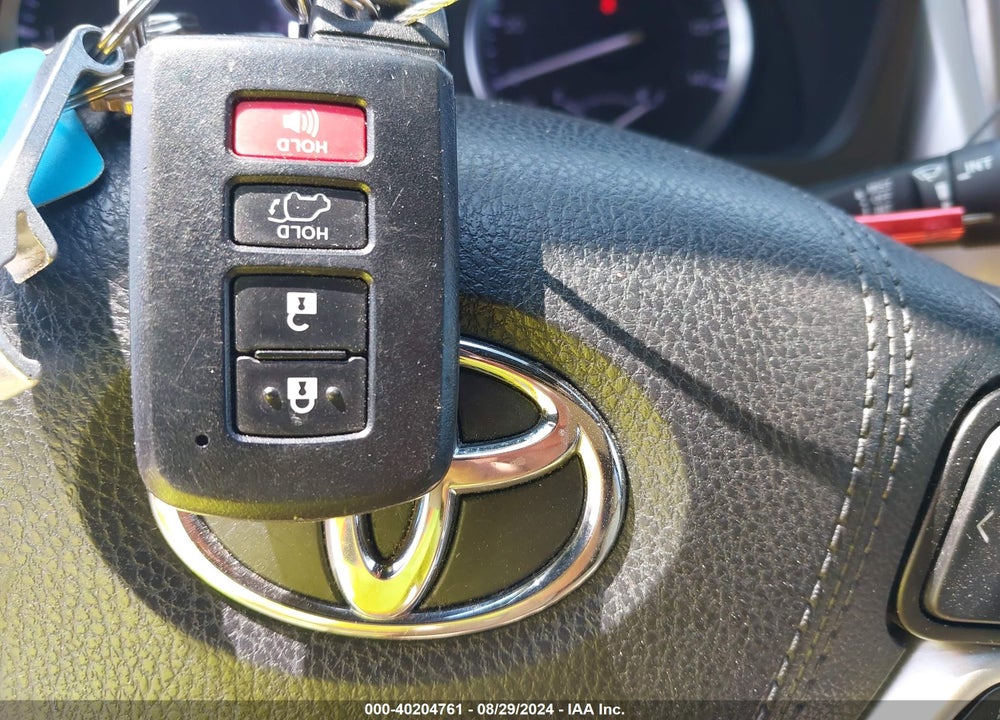 2019 TOYOTA HIGHLANDER XLE VIN: 5TDJZRFH5KS945571