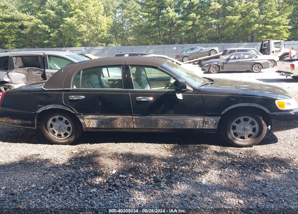 1998 LINCOLN TOWN CAR SIGNATURE VIN: 1LNFM82W7WY701316