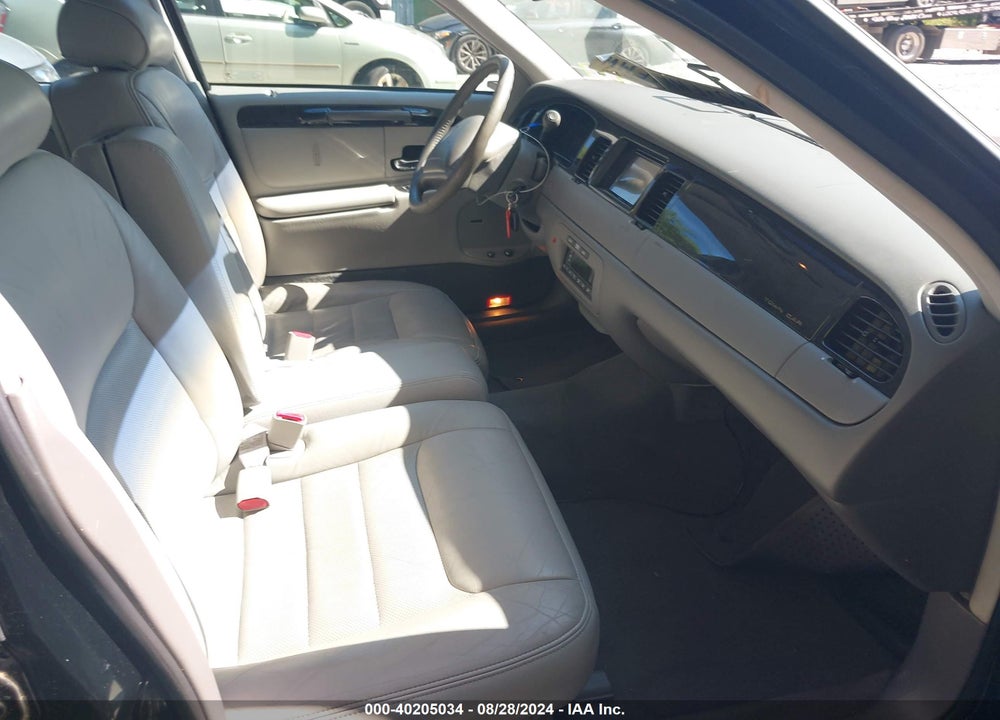 1998 LINCOLN TOWN CAR SIGNATURE VIN: 1LNFM82W7WY701316