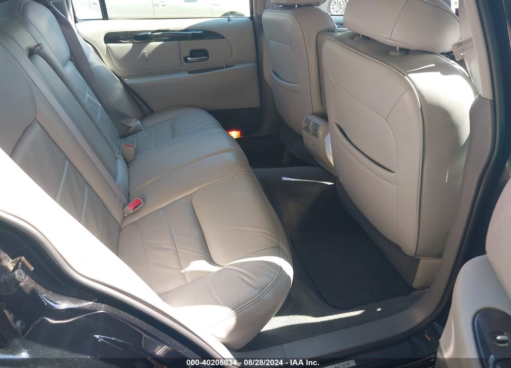 1998 LINCOLN TOWN CAR SIGNATURE VIN: 1LNFM82W7WY701316