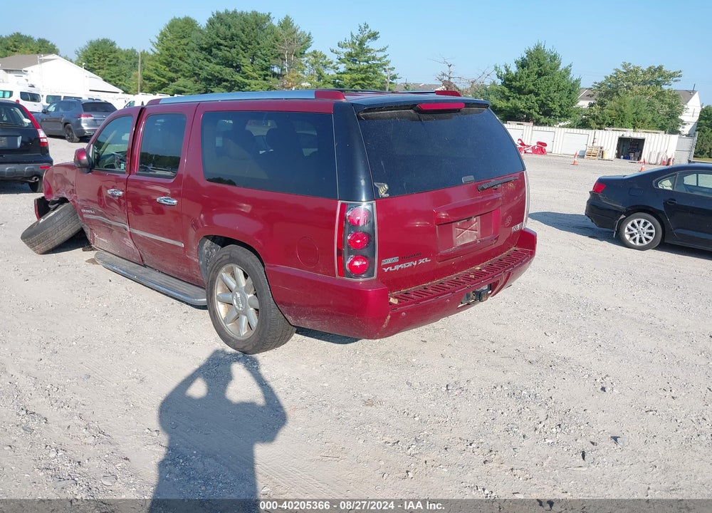 2011 GMC YUKON XL 1500 DENALI VIN: 1GKS2MEF0BR246766