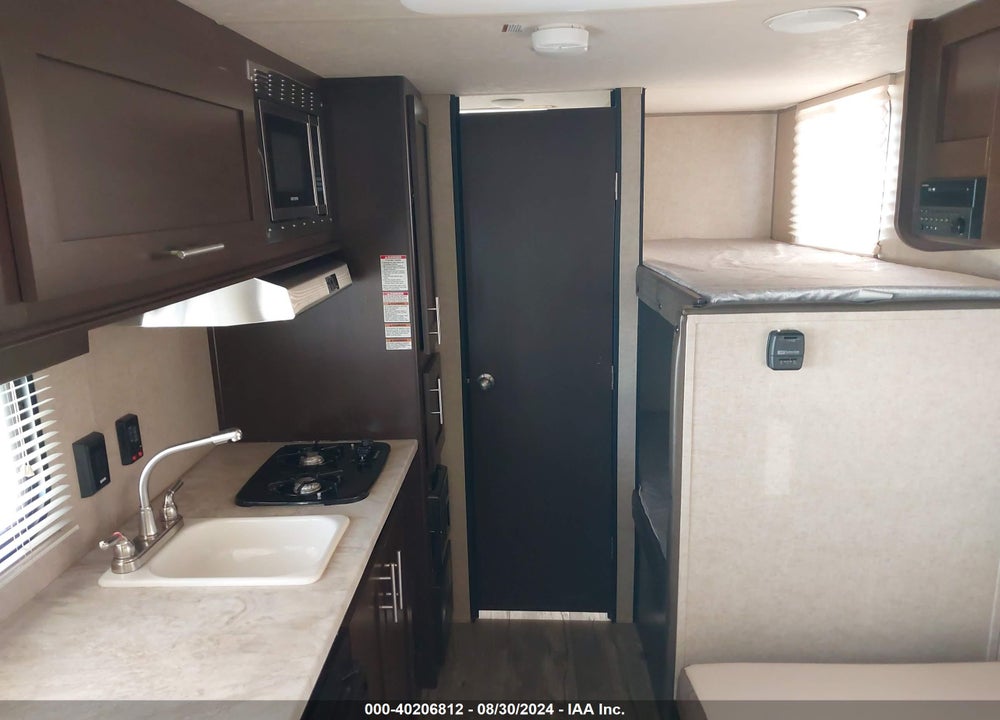 2017 FOREST RIVER CHEROKE WOLF PUP 16BHS VIN: 4X4TCK617HK042224