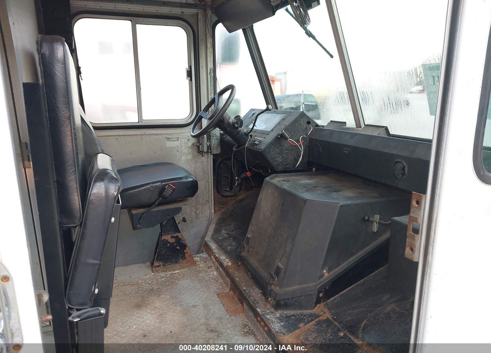 2000 WORKHORSE CUSTOM CHASSIS FORWARD CONTROL CHASSIS P3500 VIN: 5B4HP32R2Y3319010