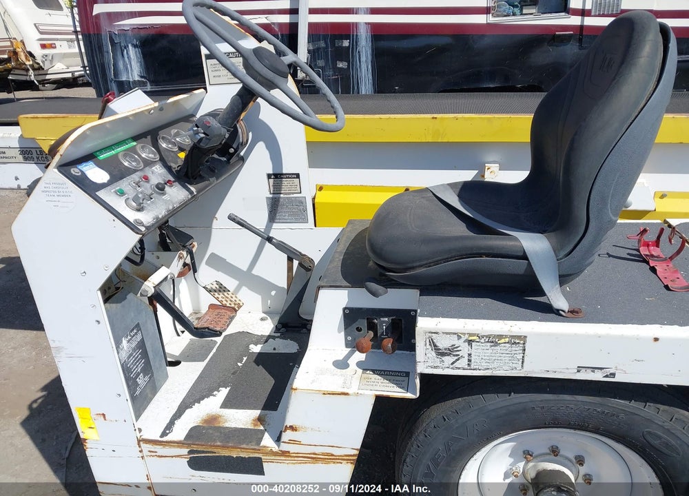 2005 EQUIPMENT TUG MANUFACTURE T660-24 VIN: 00000000000058663