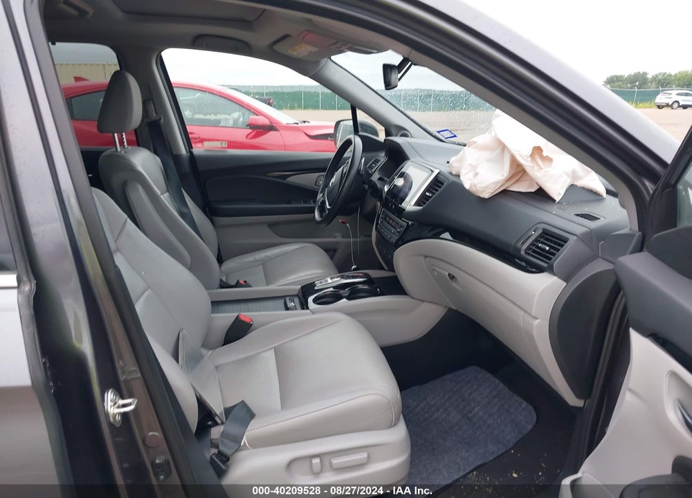 2018 HONDA PILOT TOURING VIN: 5FNYF5H95JB010270