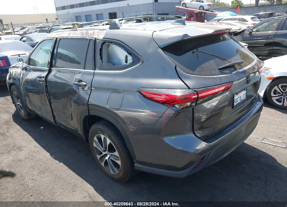 2022 TOYOTA HIGHLANDER XLE VIN: 5TDHZRAH4NS125007