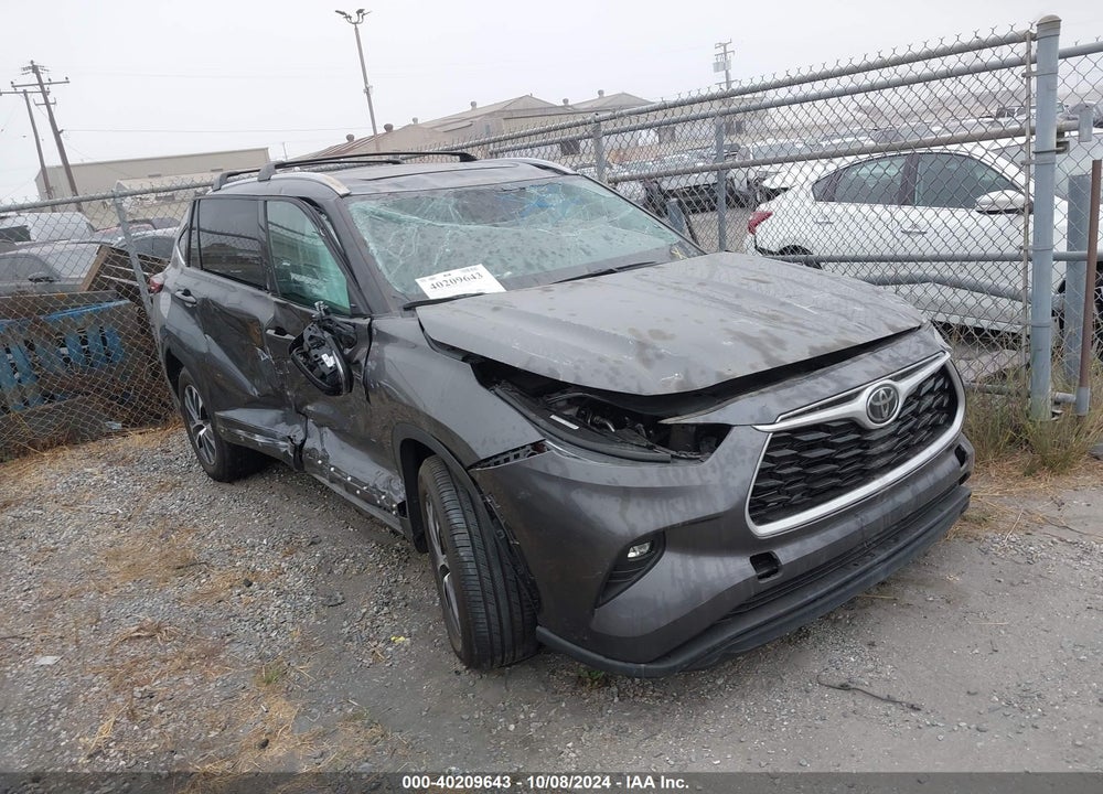 2022 TOYOTA HIGHLANDER XLE VIN: 5TDHZRAH4NS125007
