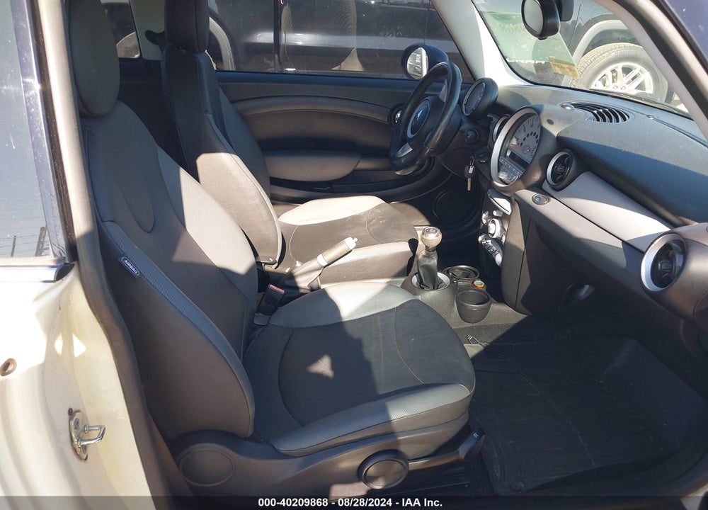 2008 MINI COOPER VIN: WMWMF33578TU64130