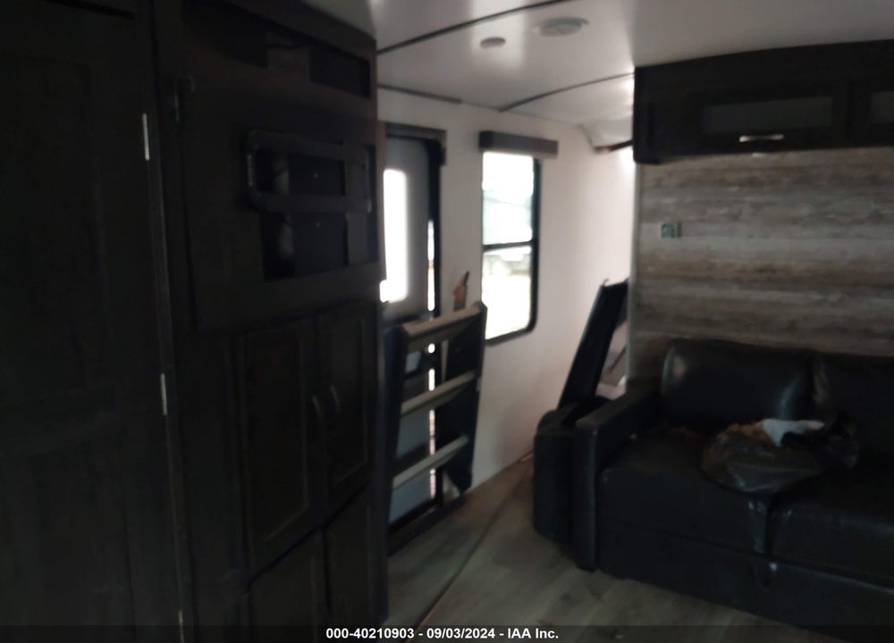 2019 FOREST RIVER SURVEYOR 33KFKDS VIN: 4X4TSVJ2XKL036844