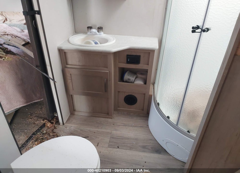 2019 FOREST RIVER SURVEYOR 33KFKDS VIN: 4X4TSVJ2XKL036844