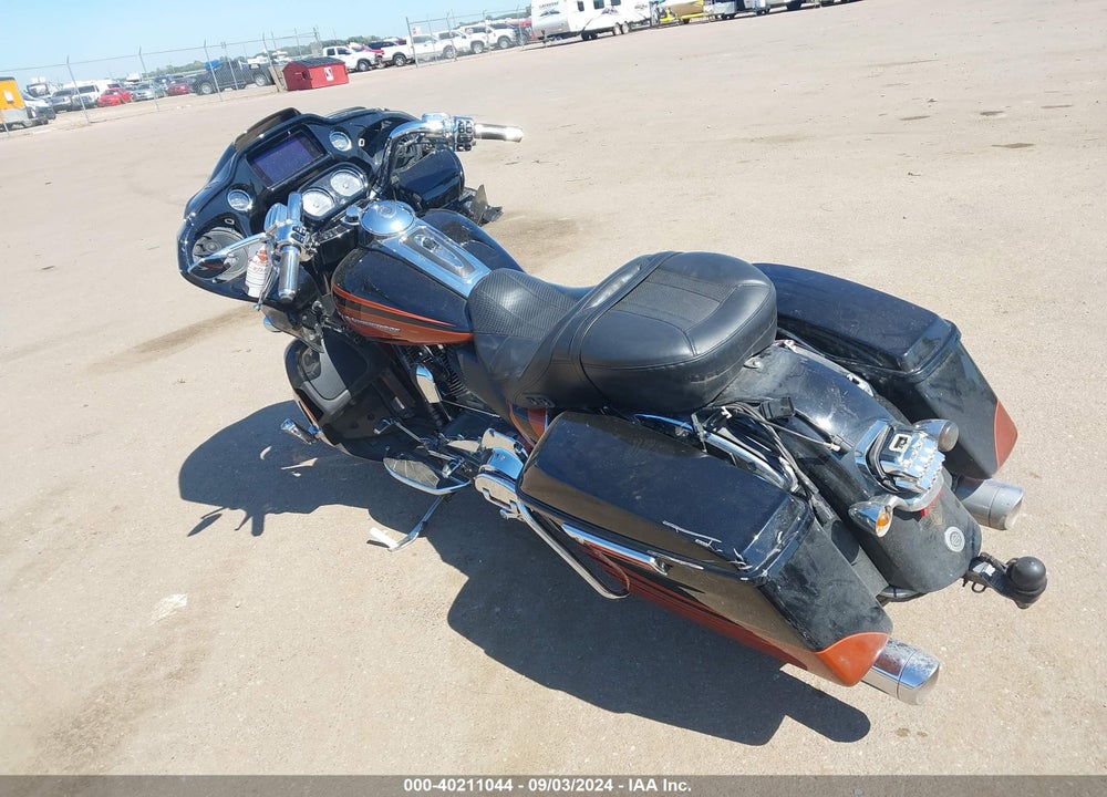 2015 HARLEY-DAVIDSON FLTRUSE CVO ROAD GLIDE VIN: 1HD1TAN10FB962300