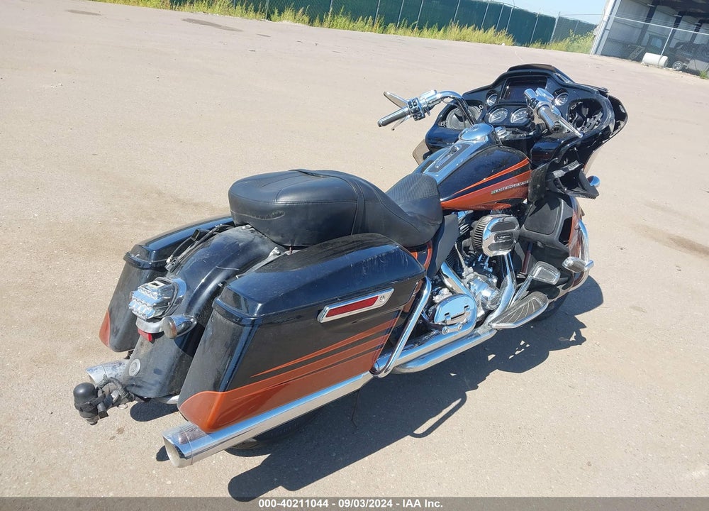 2015 HARLEY-DAVIDSON FLTRUSE CVO ROAD GLIDE VIN: 1HD1TAN10FB962300