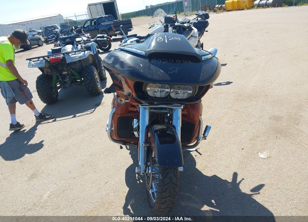 2015 HARLEY-DAVIDSON FLTRUSE CVO ROAD GLIDE VIN: 1HD1TAN10FB962300