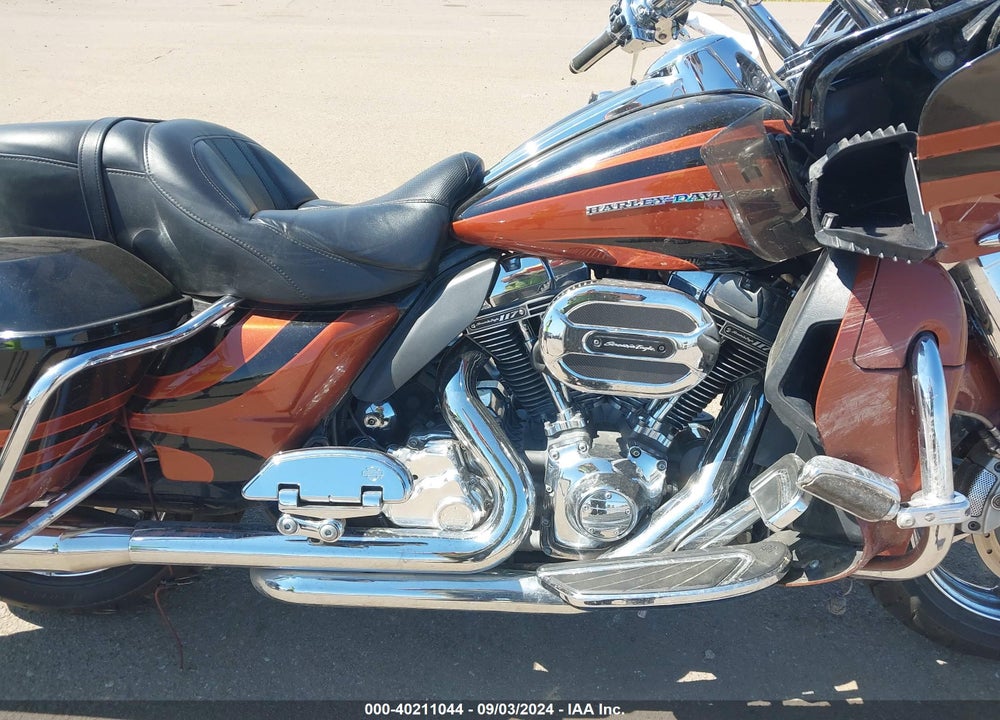 2015 HARLEY-DAVIDSON FLTRUSE CVO ROAD GLIDE VIN: 1HD1TAN10FB962300