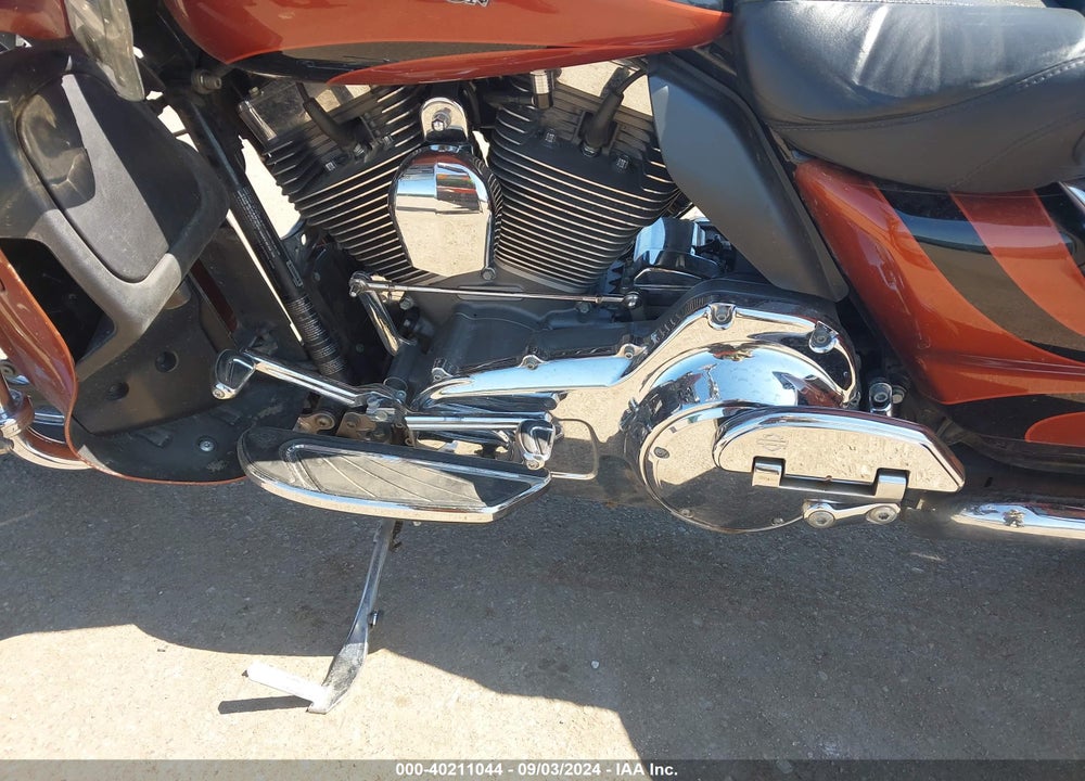 2015 HARLEY-DAVIDSON FLTRUSE CVO ROAD GLIDE VIN: 1HD1TAN10FB962300