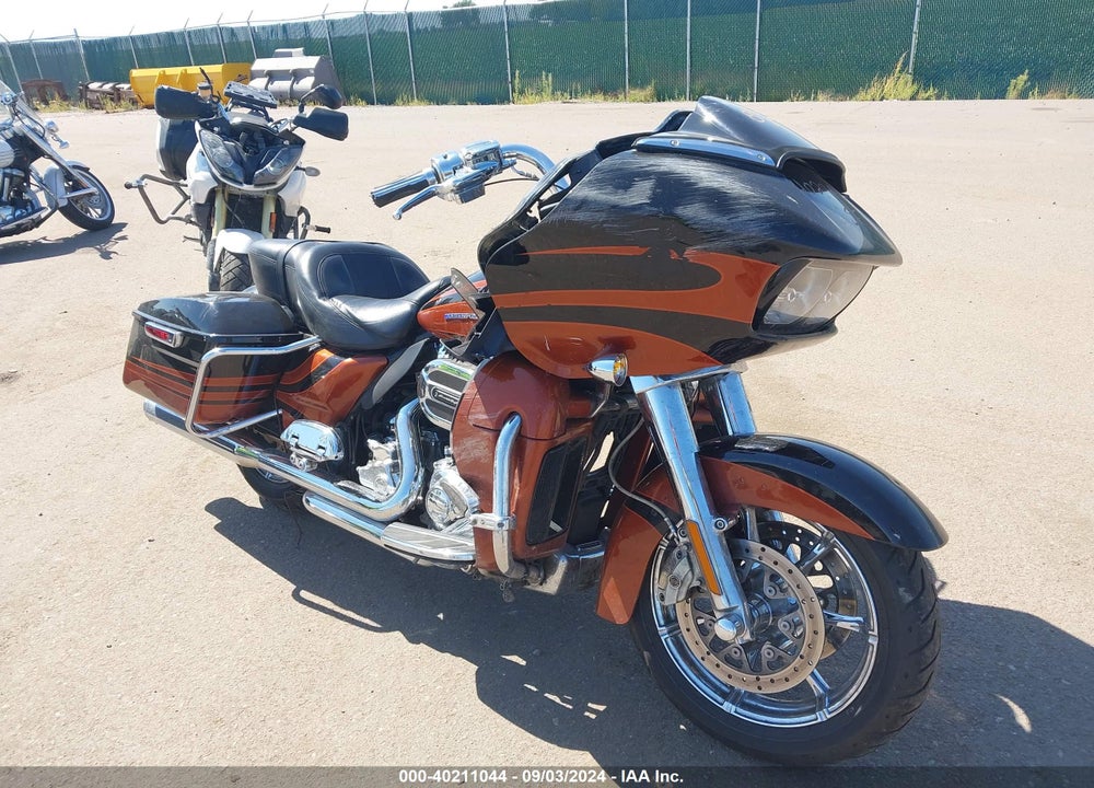 2015 HARLEY-DAVIDSON FLTRUSE CVO ROAD GLIDE VIN: 1HD1TAN10FB962300