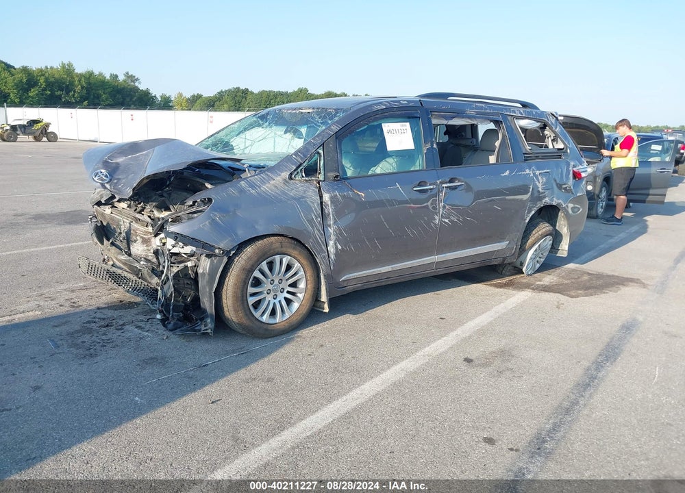 2017 TOYOTA SIENNA XLE 8 PASSENGER VIN: 5TDYZ3DC0HS878695