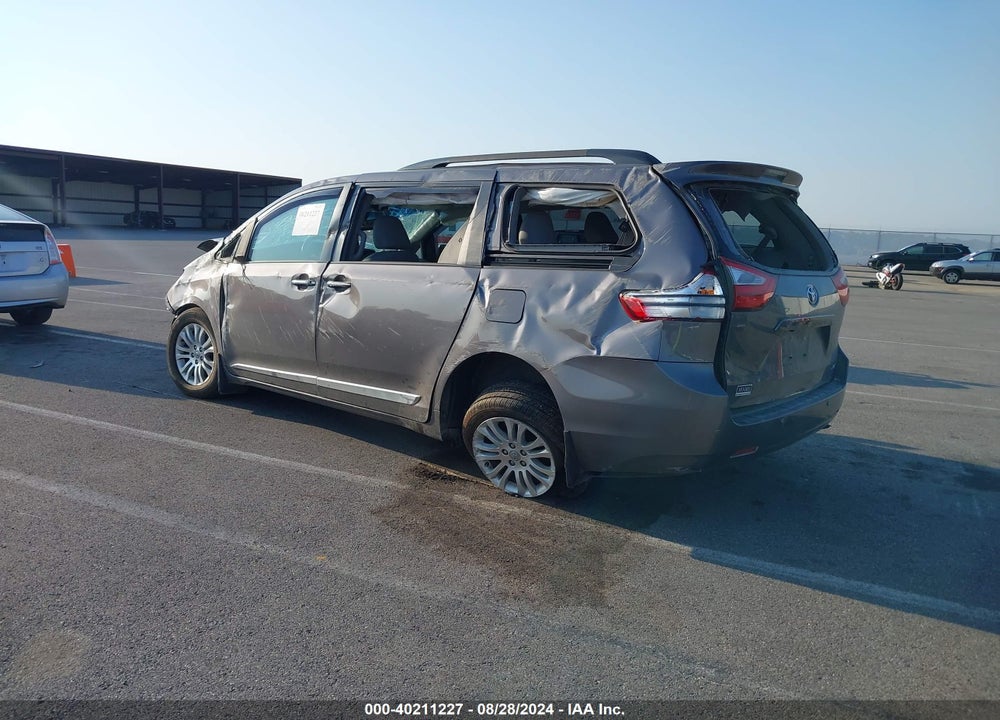 2017 TOYOTA SIENNA XLE 8 PASSENGER VIN: 5TDYZ3DC0HS878695