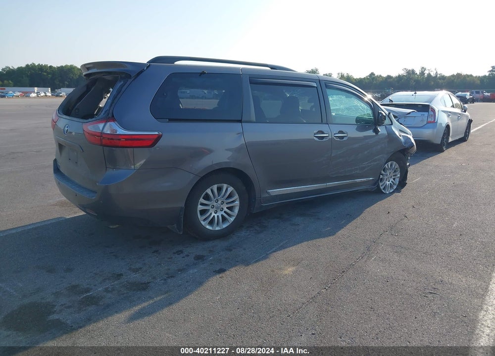 2017 TOYOTA SIENNA XLE 8 PASSENGER VIN: 5TDYZ3DC0HS878695