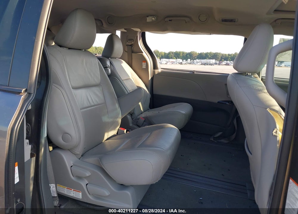 2017 TOYOTA SIENNA XLE 8 PASSENGER VIN: 5TDYZ3DC0HS878695