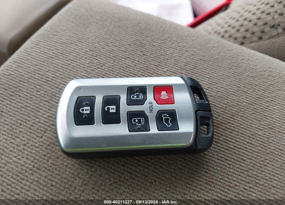 2017 TOYOTA SIENNA XLE 8 PASSENGER VIN: 5TDYZ3DC0HS878695