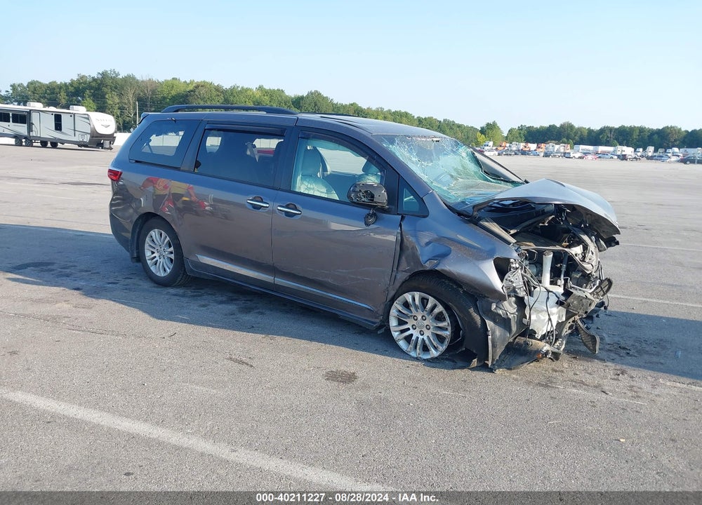 2017 TOYOTA SIENNA XLE 8 PASSENGER VIN: 5TDYZ3DC0HS878695
