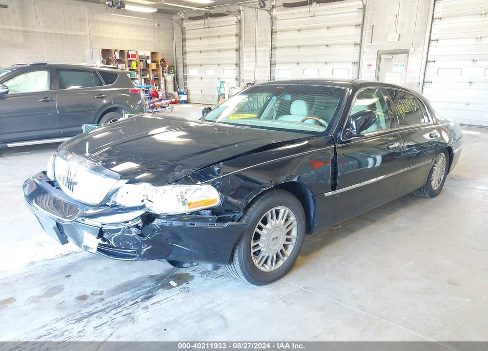 2008 LINCOLN TOWN CAR VIN: 2LNHM82W08X639494