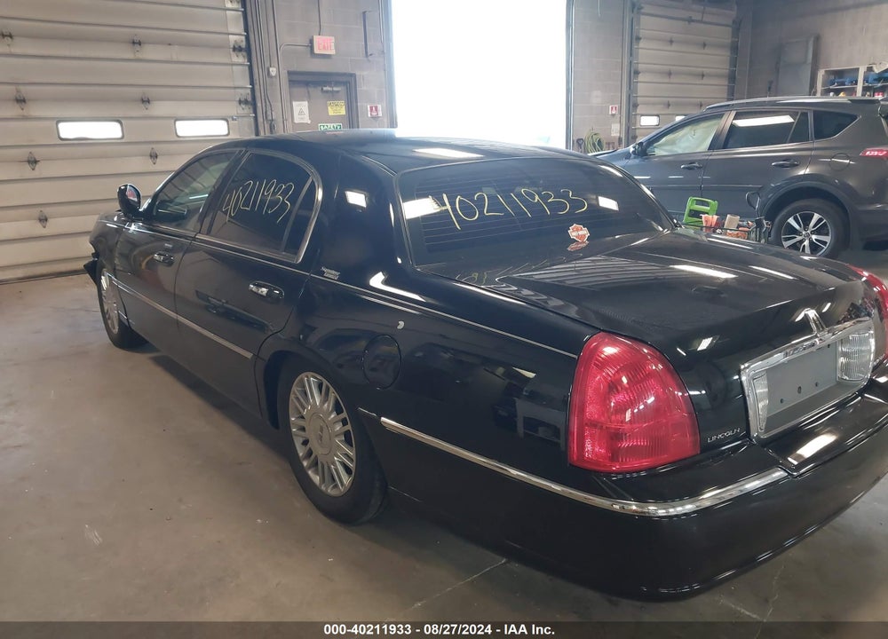2008 LINCOLN TOWN CAR VIN: 2LNHM82W08X639494