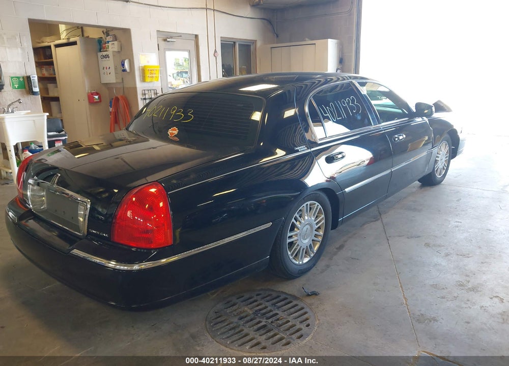 2008 LINCOLN TOWN CAR VIN: 2LNHM82W08X639494