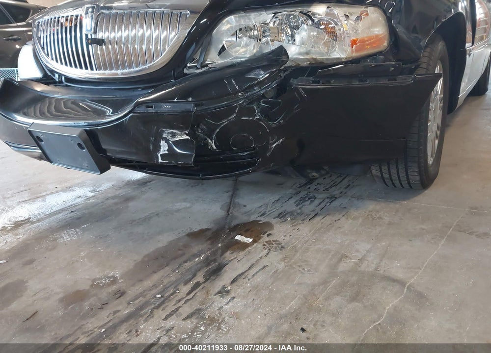 2008 LINCOLN TOWN CAR VIN: 2LNHM82W08X639494